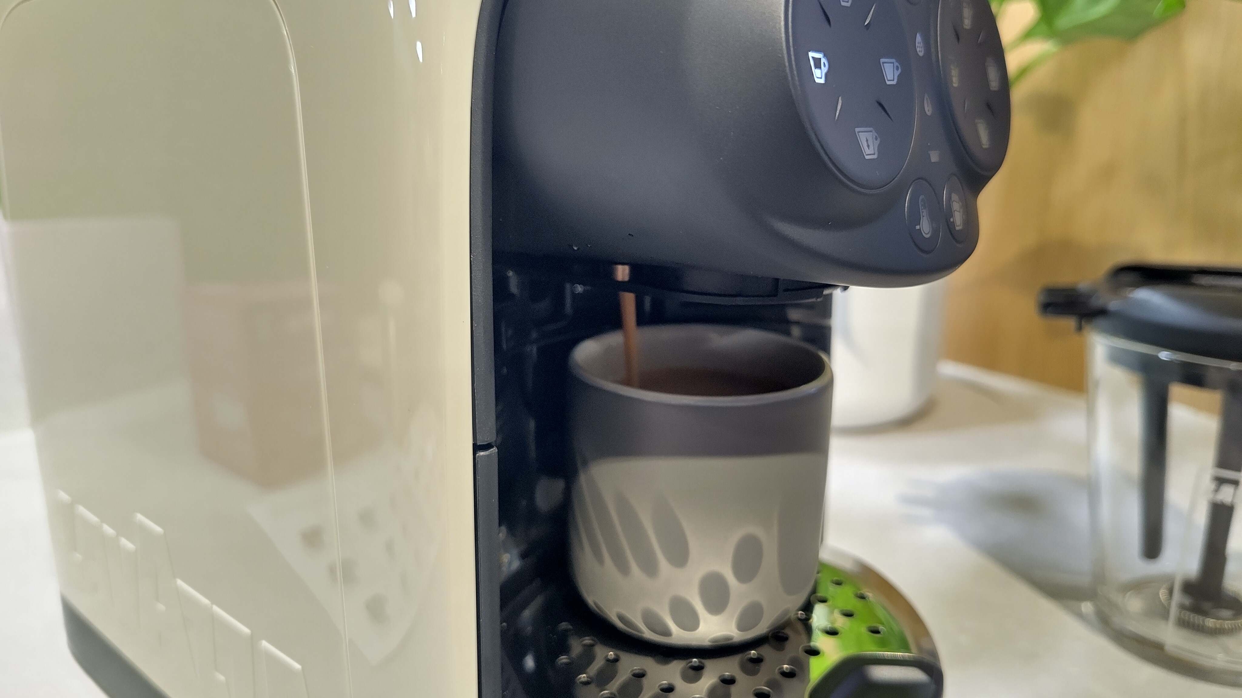 Lavazza A Modo Mio Des&eacute;a coffee maker dispensing espresso