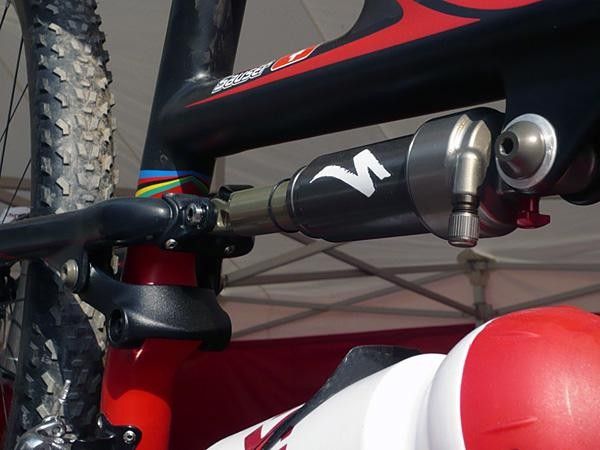 Adjustments on the new rear shock are limited to air pressure, rebound damping and Brain threshold (located on the rear Brain unit).