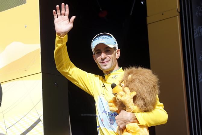 Vincenzo Nibali (Astana) waves to the crowd from on the podium