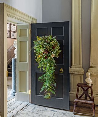 Christmas door decor ideas with wreath