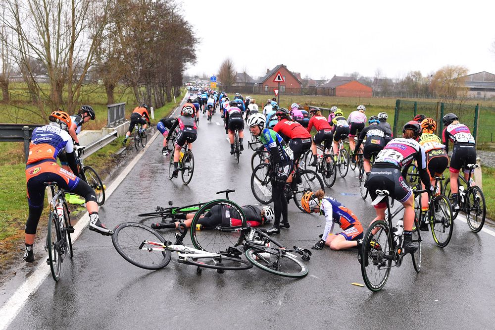 There were several crashes during the women's Dwars door Vlaanderen