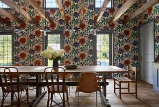 A Josef Frank wallcovering takes center stage in Neal Beckstedt’s 1stDibs50 2023 dining room in the Hamptons