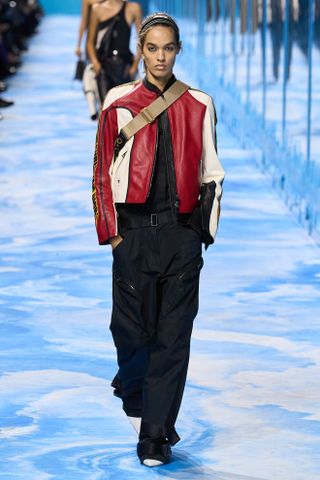 Dior-Leder-Moto-Jacke auf der Pariser Fashion Week Frühling Sommer 2025