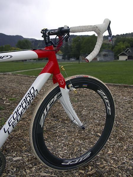 The Leopard Cycles CX1 foregoes fancy tube shapes in favor of tried-and-true round pipes.
