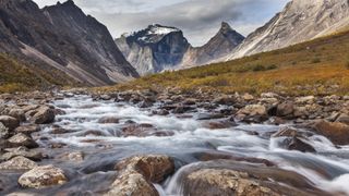 北极国家公园门内的瀑布和山脉