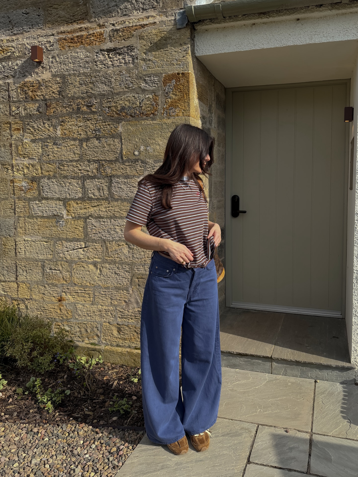 Spring trainers and jeans outfits