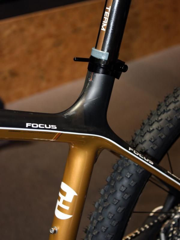 The extended seat tube lends more support for the carbon seatpost on the Raven 1.0.