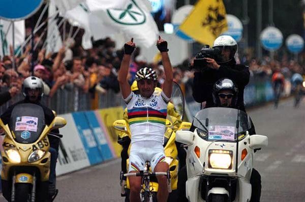 Paolo Bettini (Quick-Step) wins second Lombardia for brother Sauro