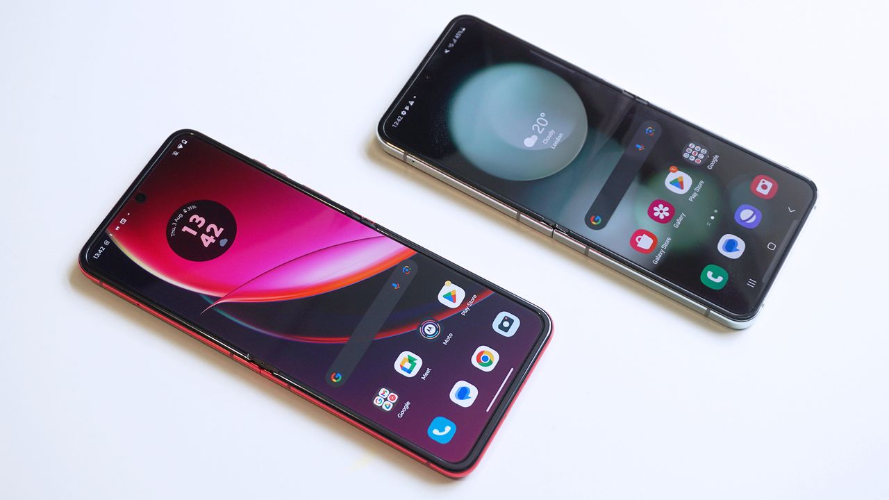 Motorola Razr 40 Ultra vs Samsung Galaxy Z Flip 5 front angled open