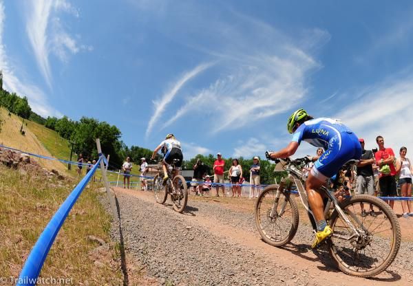 Katerina Nash (Luna Pro Team) attempting to hold the world champion&rsquo;s wheel