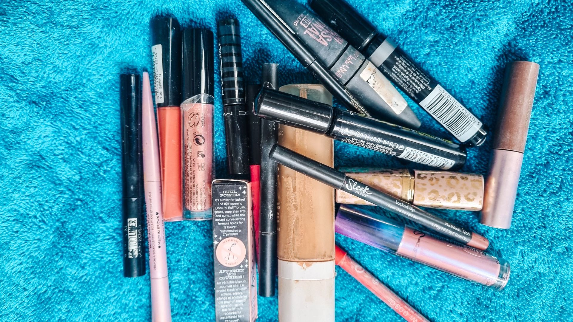 Setumpuk riasan di atas handuk biru