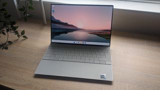 Le Dell XPS 13 Plus photographié sur un bureau en bois.