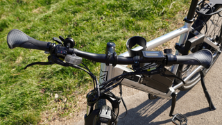 The handlebars are fitted with a bell, a sizable LCD display for controlling the electronics and seeing ride metrics, a very basic thumb throttle, ergonomic hand grips and hydraulic brake levers with electronic cutoffs.