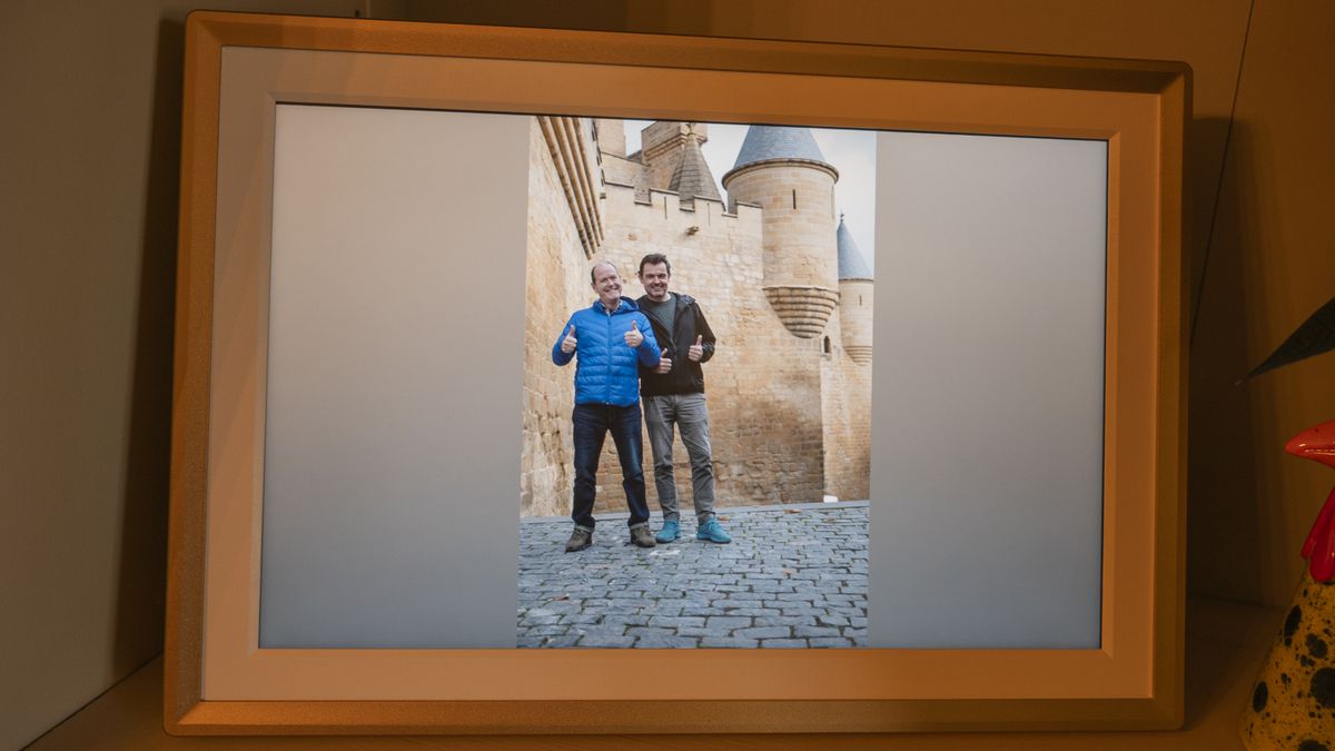Arzopa D14 photo frame showing uncropped portrait image on a landscape orientation frame