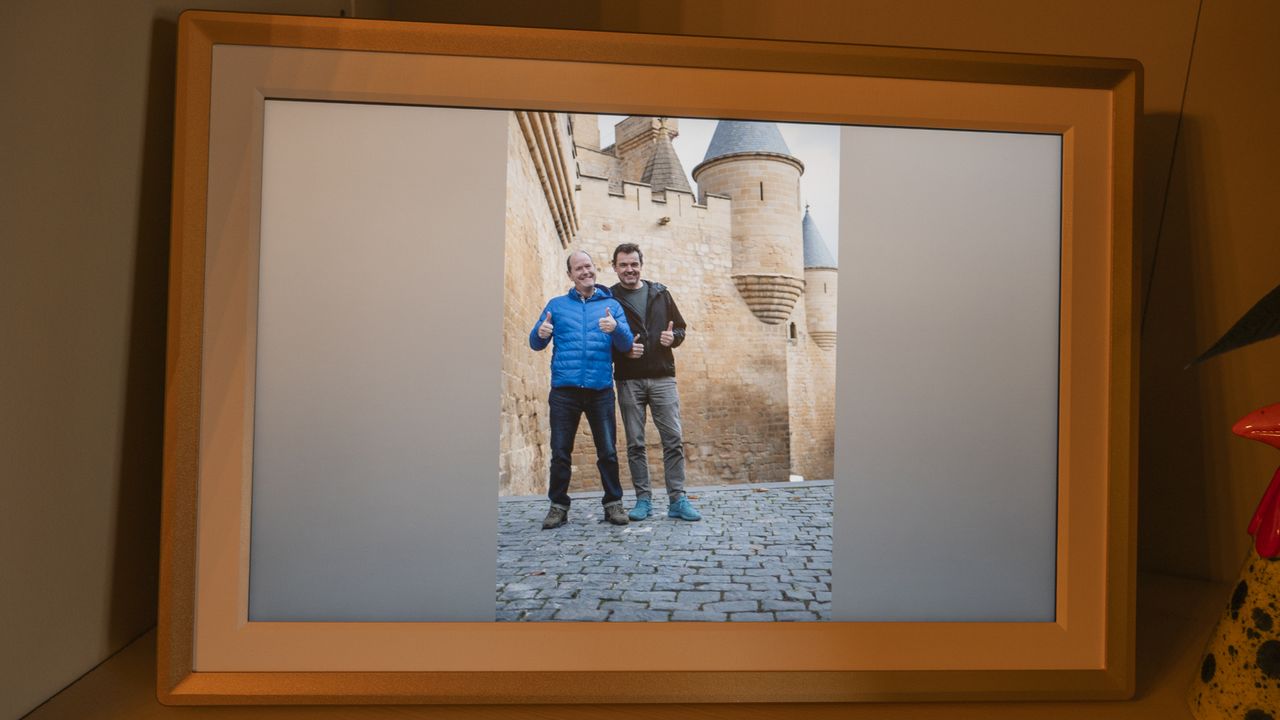 Arzopa D14 photo frame showing uncropped portrait image on a landscape orientation frame