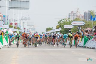 Stage 7 - Tino Thömel chooses the other side of the road to upset the Italians