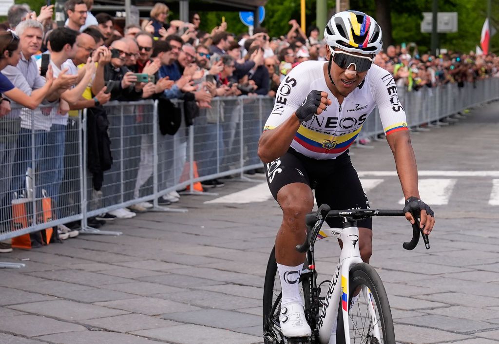 Supporters cheer on winner, Team Ineos&#039; Ecuadorian Jhonatan Narvaez, celebrating after he crossed the finish line of the stage 1 of the Giro d&#039;Italia 2024 cycling race, 140 km between Venaria Reale and Turin on May 4, 2024. The 107th edition of the Giro d&#039;Italia, with a total of 3400,8 km, departs from Veneria Reale near Turin on May 4, 2024 and will finish in Rome on May 26, 2024. (Photo by Fabrio Ferrari / POOL / AFP)