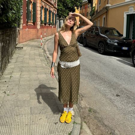 @luciacuesta_ wearing sneakers with a summer trend