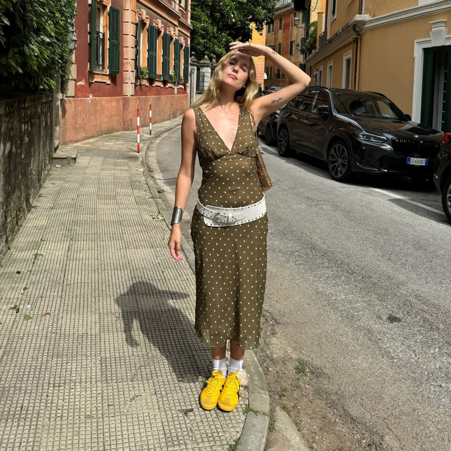 @luciacuesta_ wearing sneakers with a summer trend