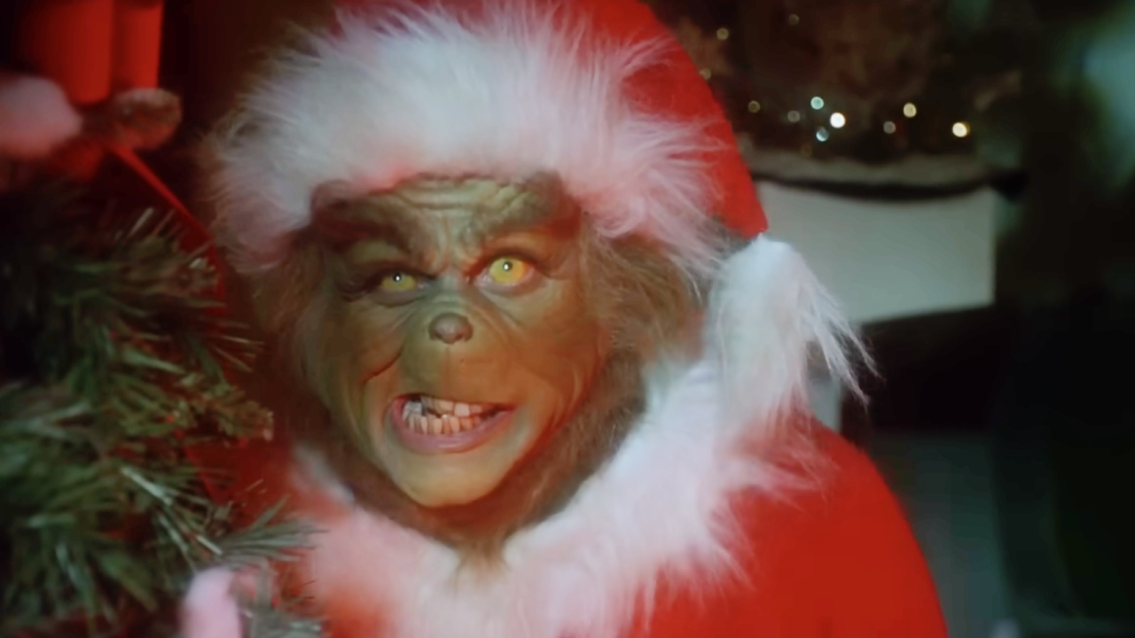 Jim Carrey como El Grinch disfrazado de Papá Noel en Cómo el Grinch robó la Navidad.