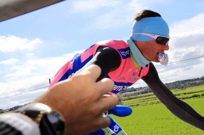 Alessandro Petacchi (Lampre - Merida) picks up his lunch from the team car