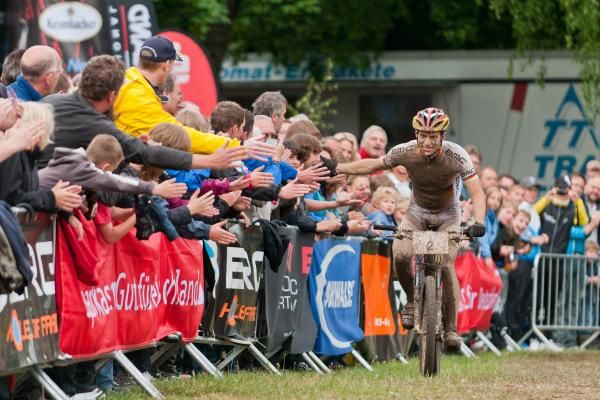 Moritz Milatz (BMC) high fives the spectators
