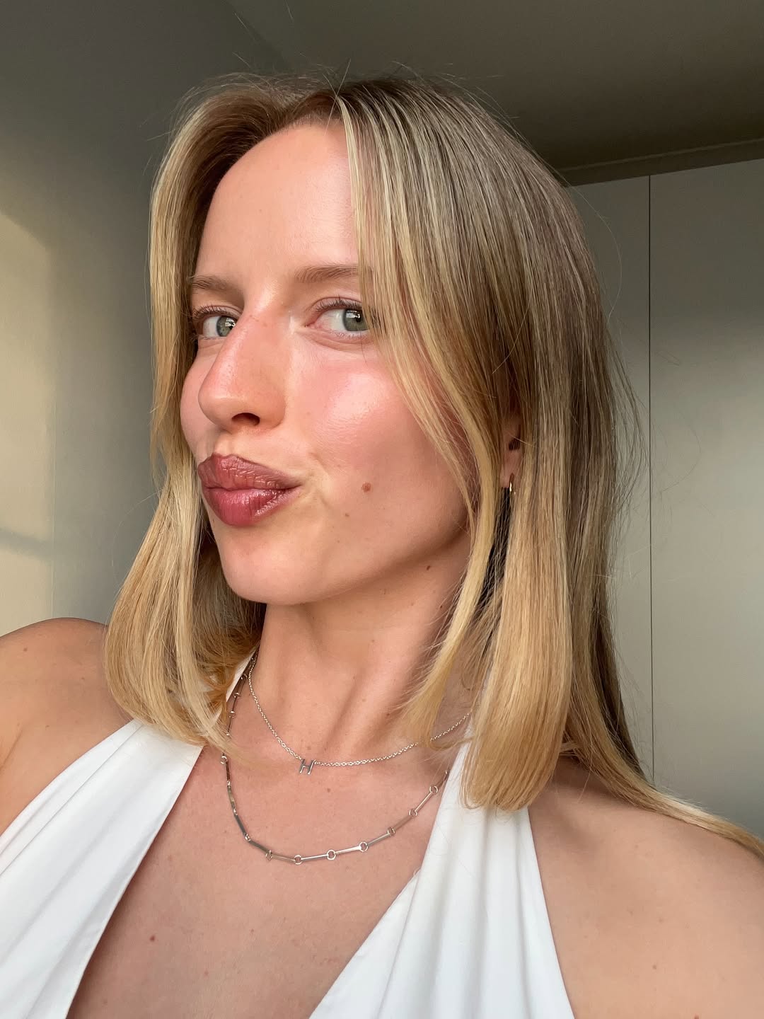 Hanna Juenva with glossy, blonde hair and a glowing complexion.