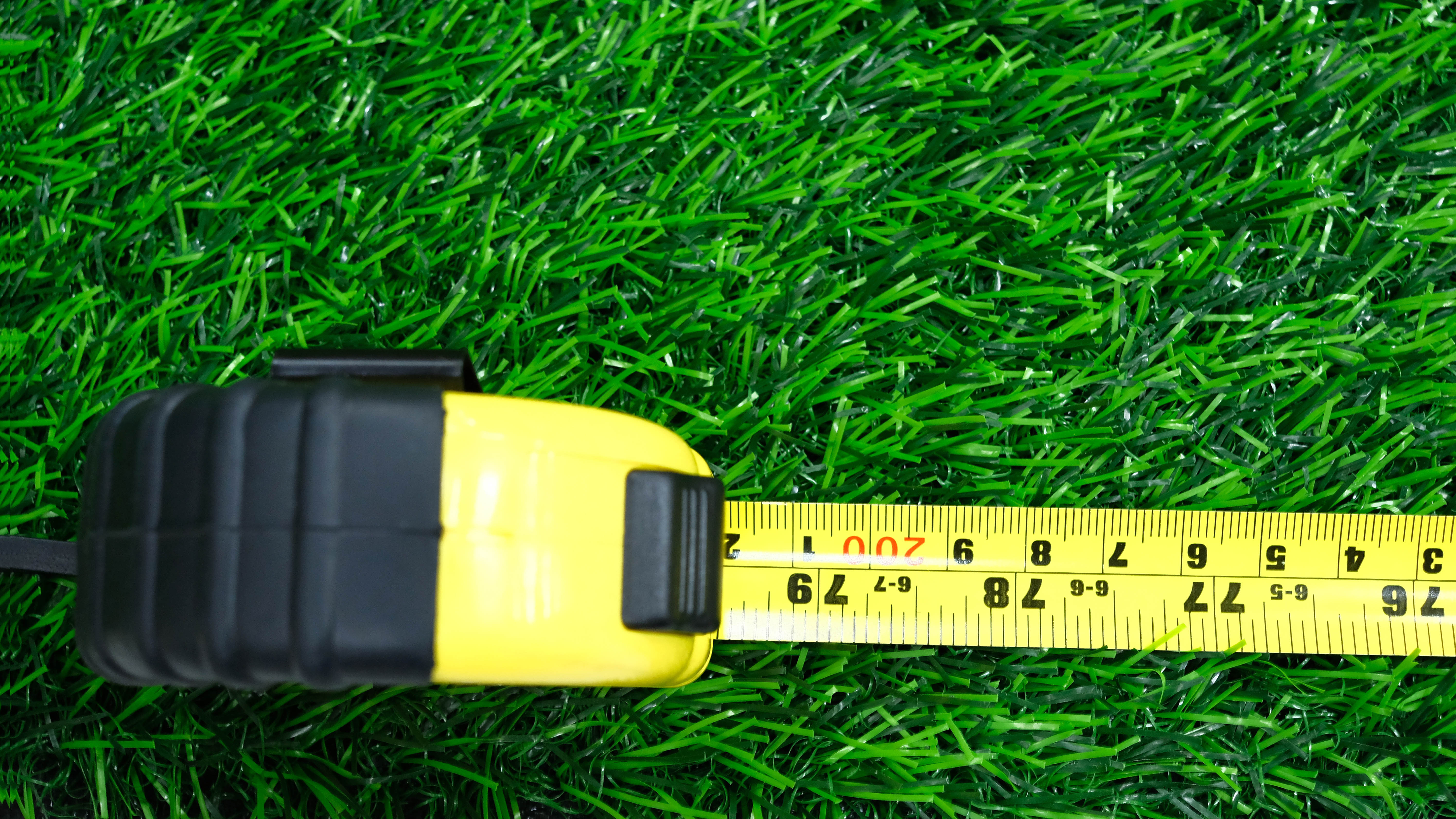 Un ruban à mesurer dans l'herbe