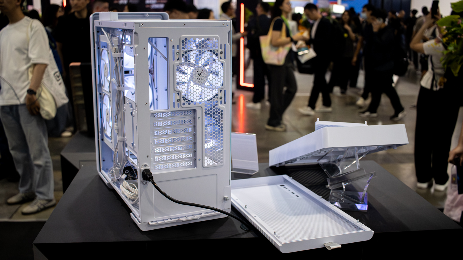 The FormulaV Line Air Power G10 PC case