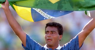 巴西的罗马里奥在1994年世界杯决赛圈第二场半决赛巴西对瑞典的比赛结束后在加利福尼亚州帕萨迪纳市的玫瑰碗体育场庆祝