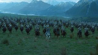Galadriel und Halbrand führen die númenoräische Kavallerie über einen üppigen Südlandhügel in Die Ringe der Macht Folge 6