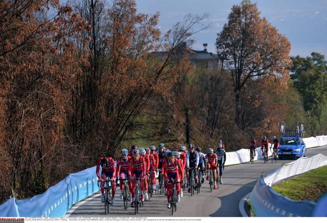 Teams check out the 2014 course in Ponferrada