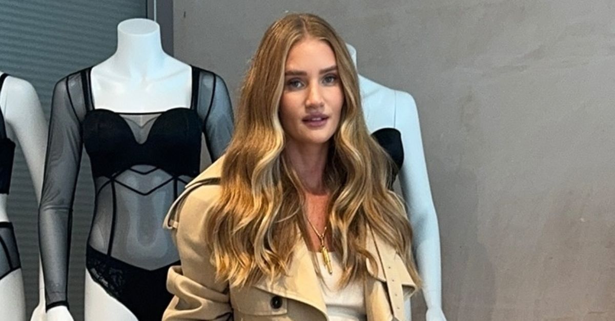 Rosie Huntington-Whiteley Just Wore the New Skirt and Shoe Combo That’s All Over Copenhagen and Paris