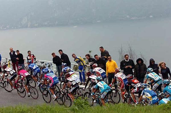 The peloton climbs into Azione.