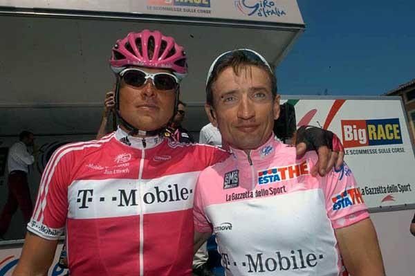 Race leader and teammate Serguei Gonchar (r) with Jan Ullrich (T-Mobile) at the start in Busseto