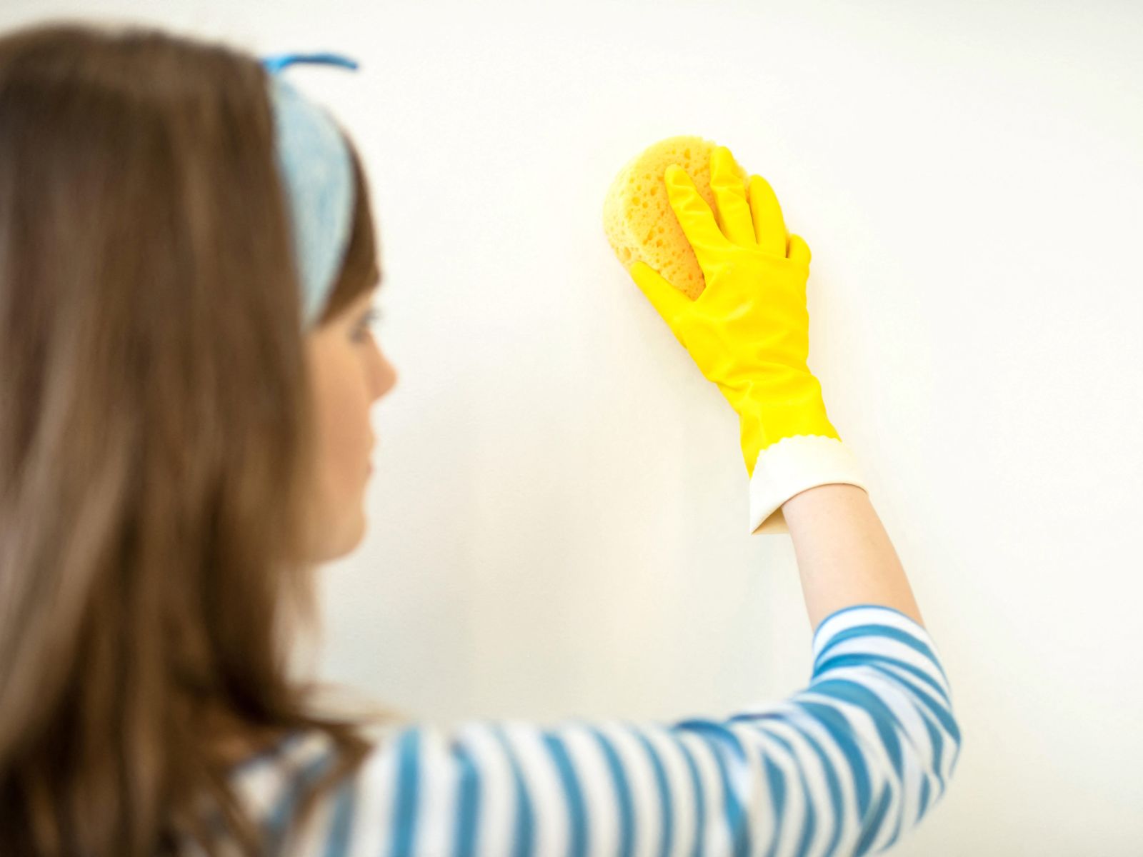 How to get Blu Tack marks off walls for good | Homebuilding