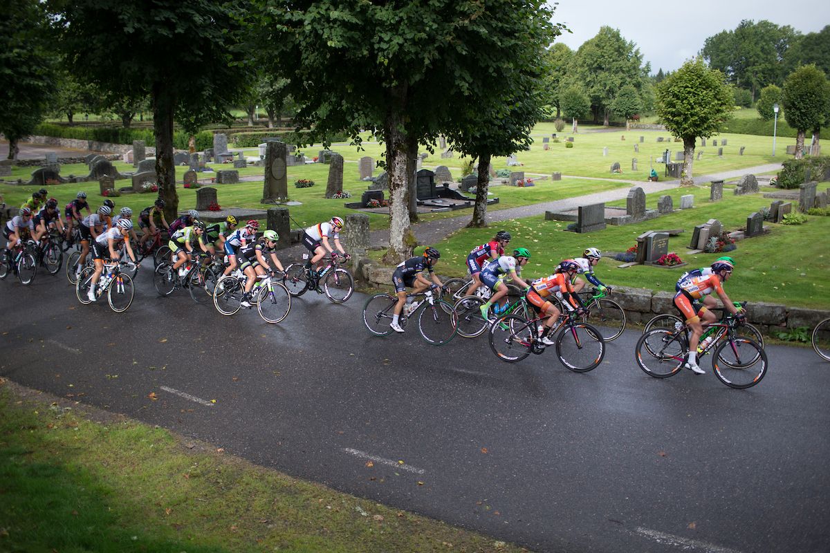 The field in action during the 141 km road race of the UCI Women's World Tour's 2016 Crescent V&aring;rg&aring;rda