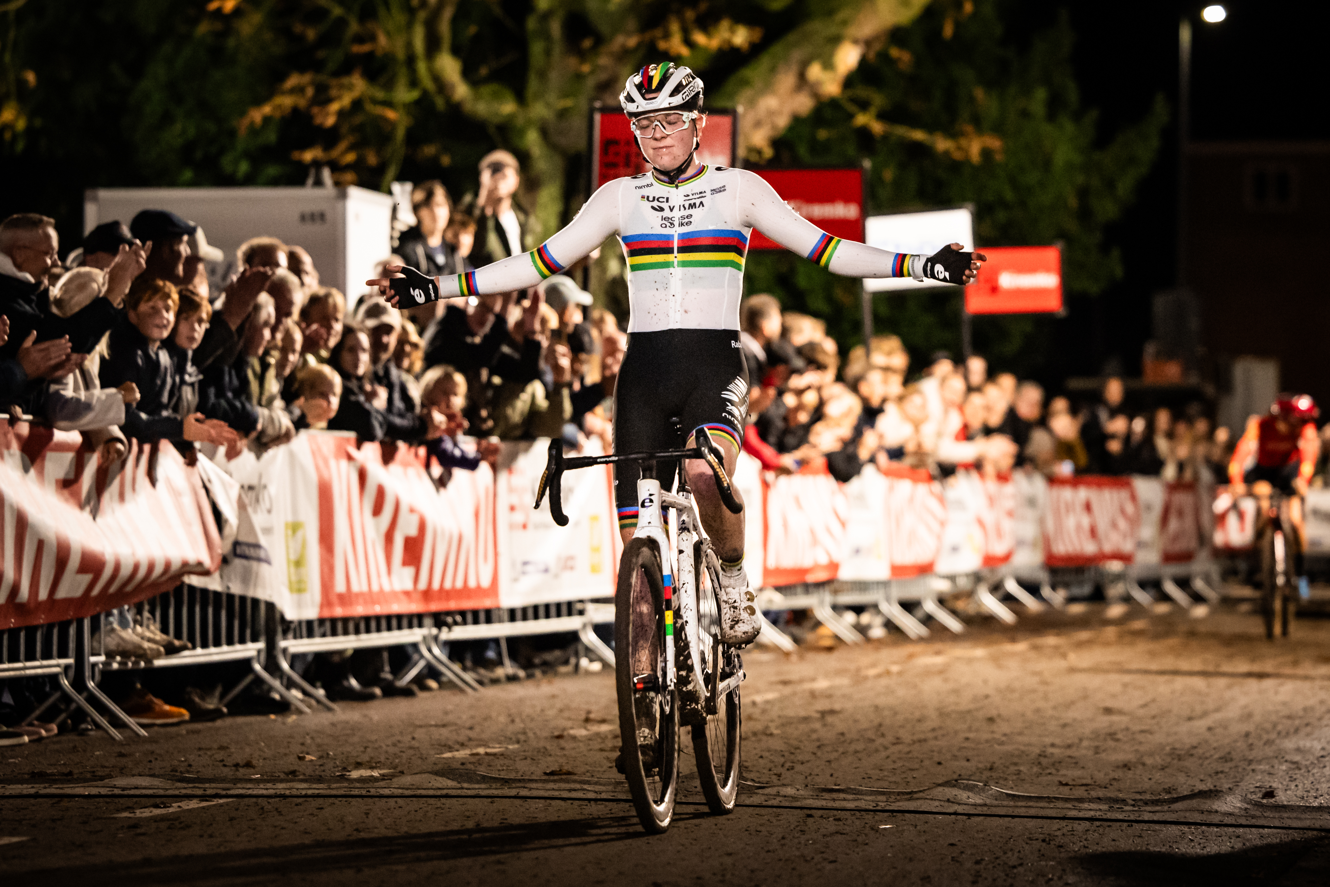 Fem van Empel wins a cyclo-cross race