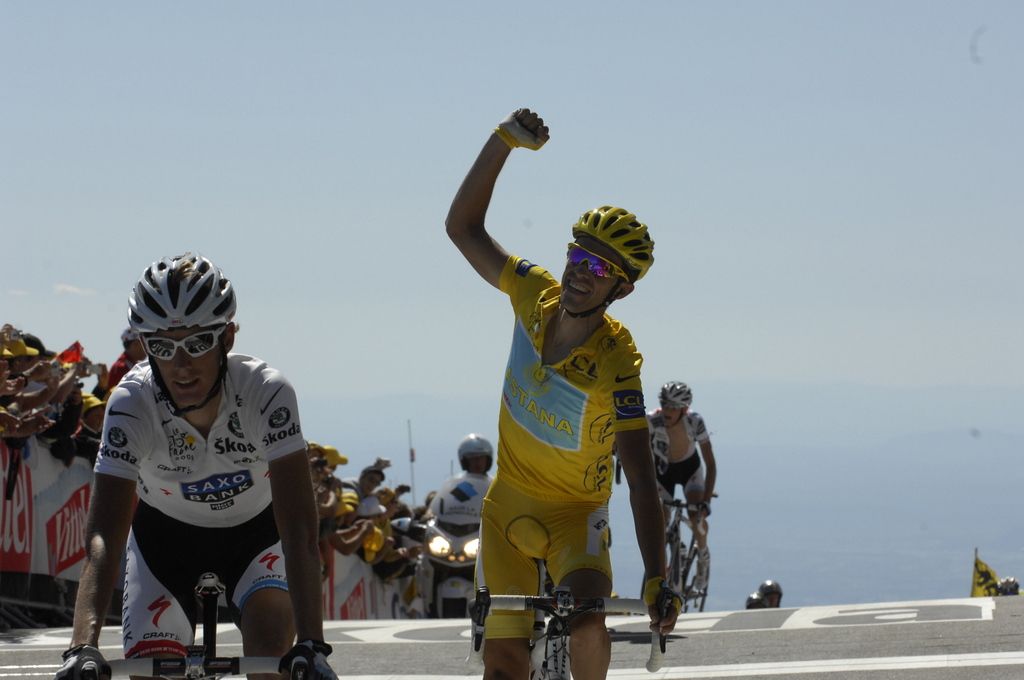 Alberto Contador punches the air after sealing his Tour de France victory in 2009