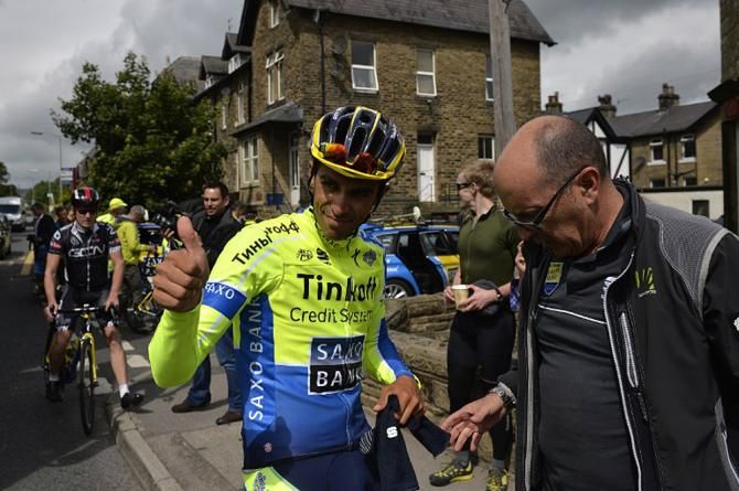 Albert Contador (Tinkoff-Saxo) thumbs up before a training session in Leeds