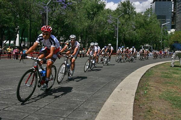 Ignacio Sarabia on the front of the bunch.