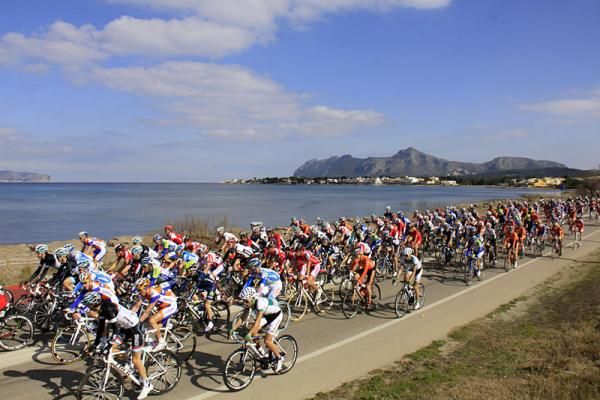 The peloton in action under brilliant sunshine at the Trofeo Dei&agrave;.