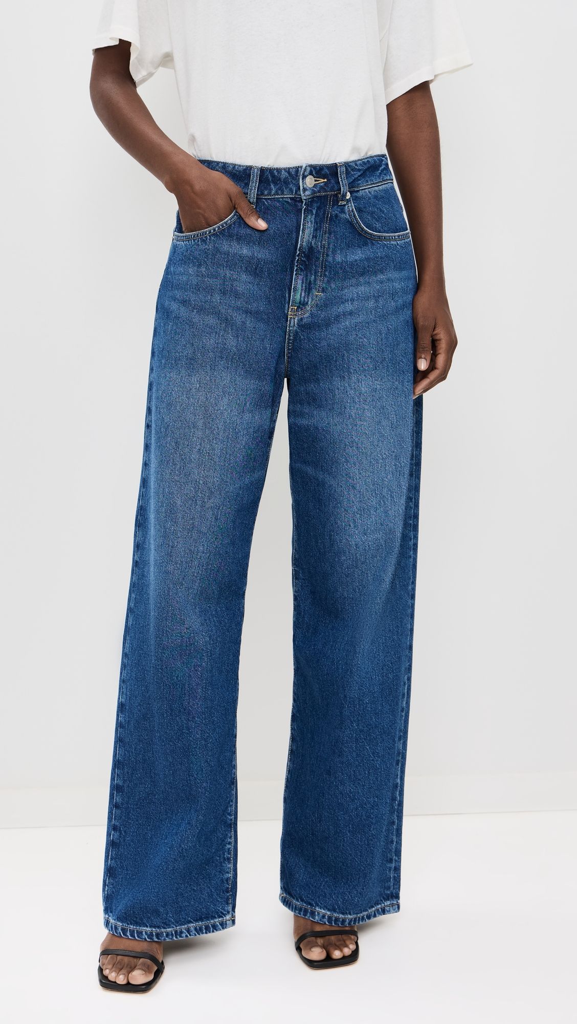 2D24enWvjEdmkaNQf9iynB-320-80 パリの人々はこの秋、ジーンズと合わせてこの 4 つのワンランク上の定番アイテムを着ています