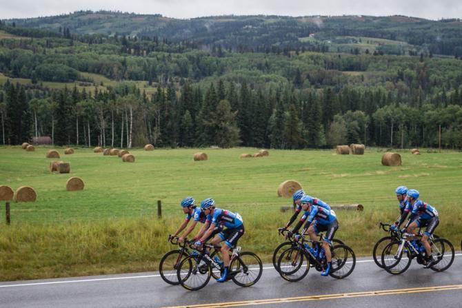 Garmin-Sharp starts the day on the front of the field.