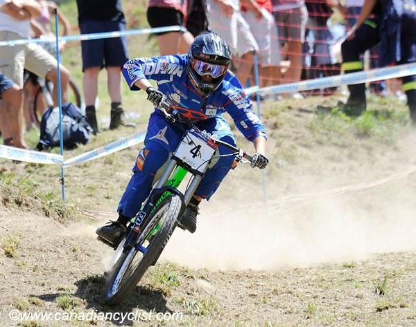 Myriam Nicole (Commencal Superiders).