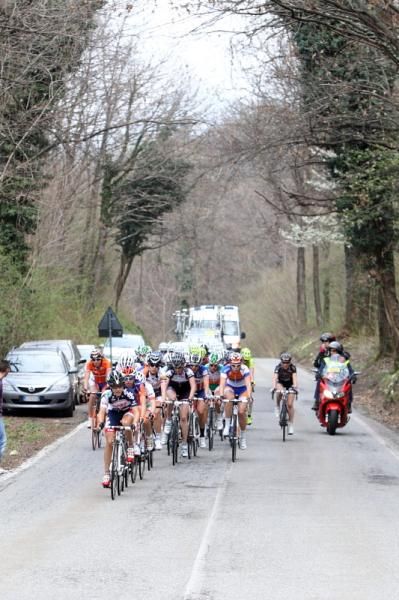 A small group on the climb to Orino