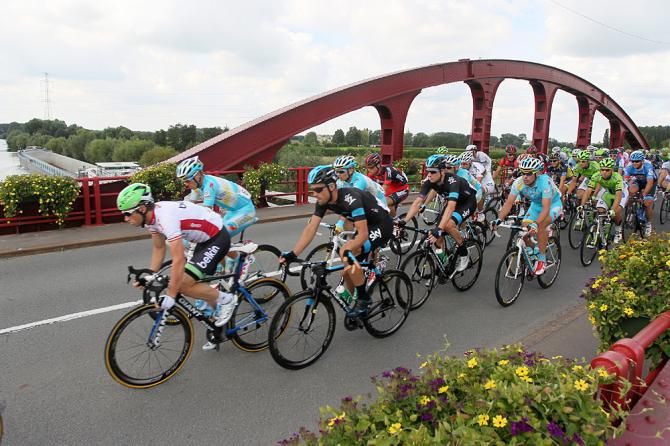 The peloton led by leader Mark Renshaw in the Eneco Tour