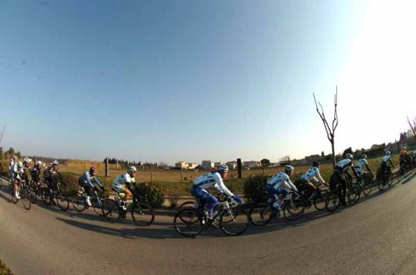 The peloton race towards Bellegarde on stage 1 of Etoile de Bess&egrave;ges