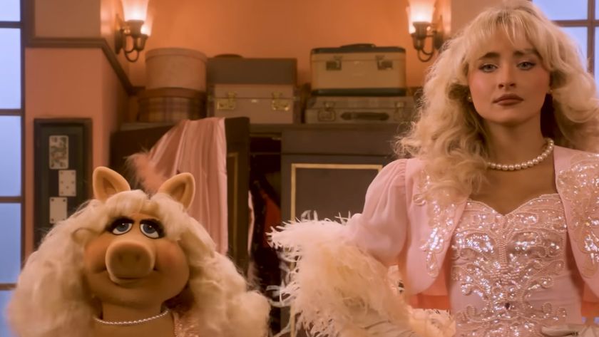 Miss Piggy and Sabrina Carpenter on The Muppet Show