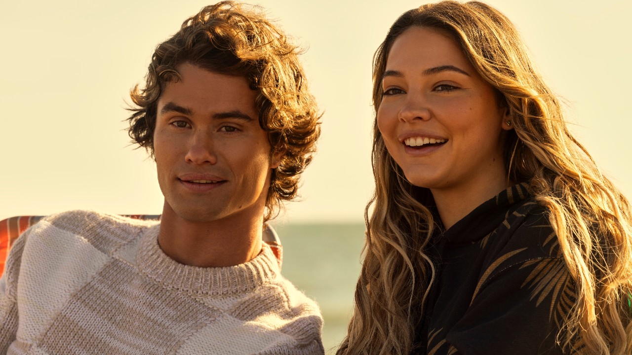From left to right: Chase Stokes and Madelyn Cline in Outer Banks.